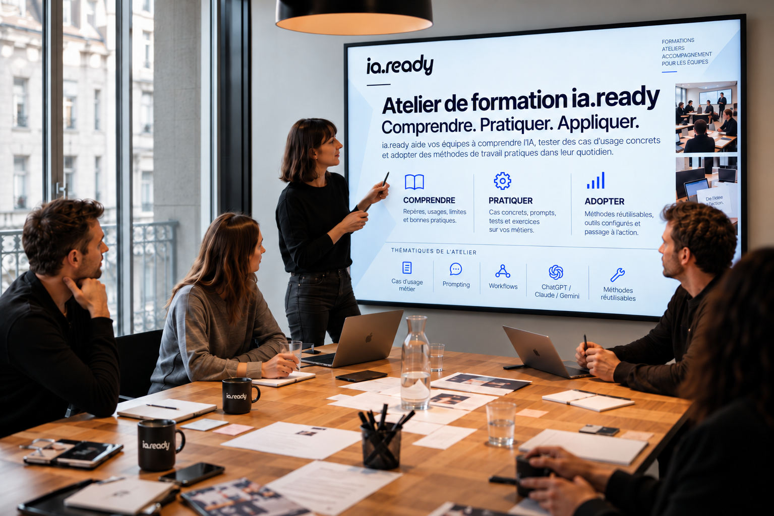 Atelier de formation iaReady : une formatrice présente les étapes comprendre, pratiquer et adopter à une équipe réunie autour d’une table.